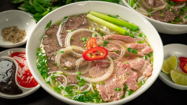 Phở bò Hà Nội – món ăn trứ danh, tinh hoa ẩm thực đất Thủ đô với nước dùng ngọt thanh và thịt bò mềm thơm