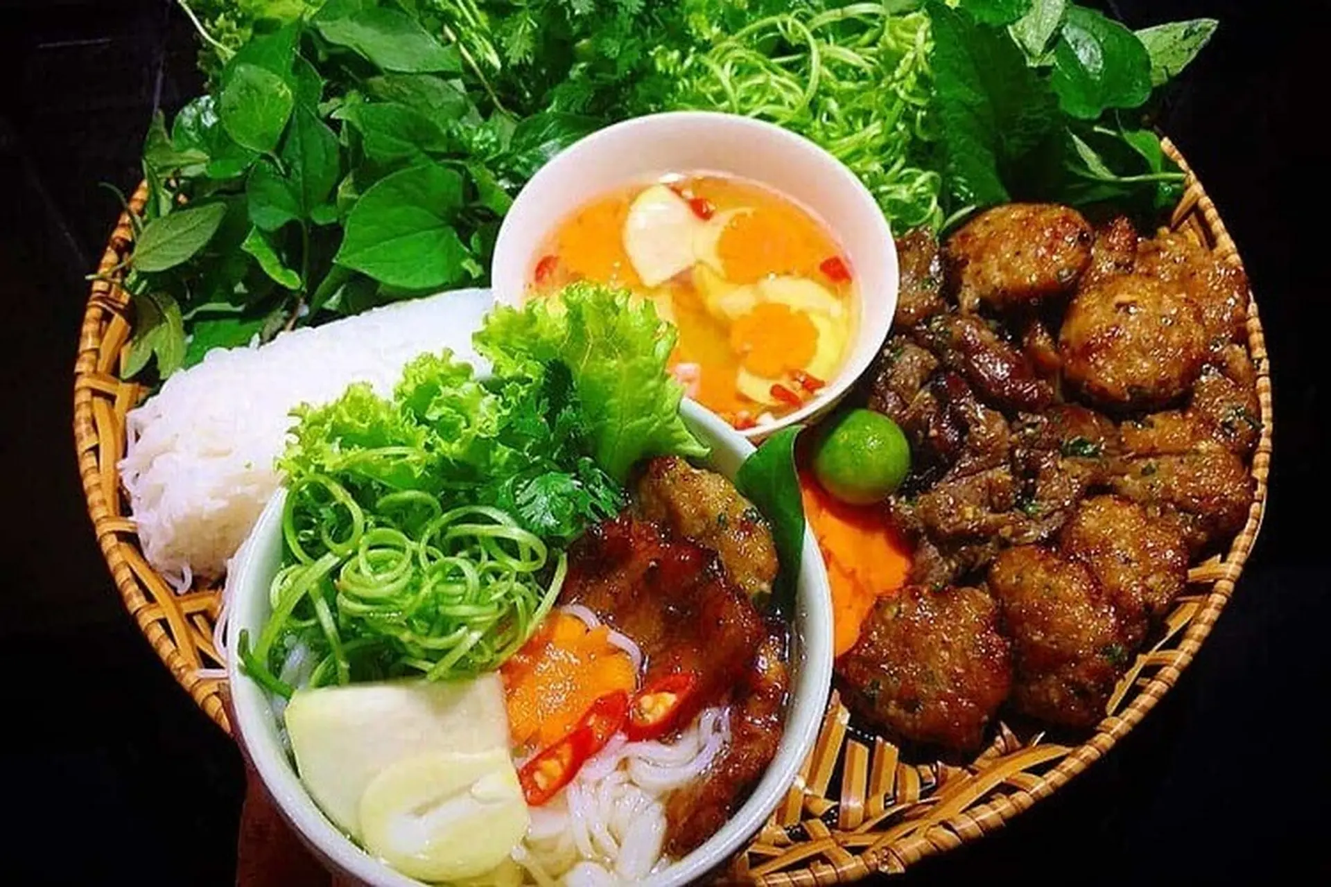 Bún chả Hà Nội – chả nướng thơm lừng ăn kèm nước mắm chua ngọt