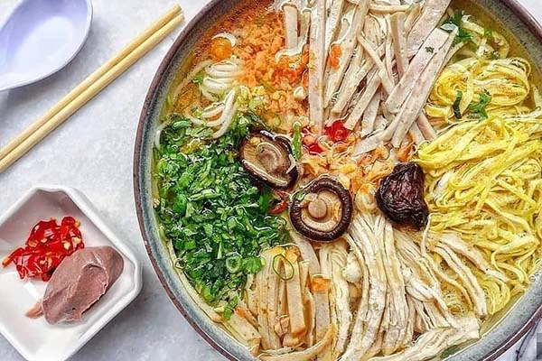 Bún thang Hà Nội – món ăn thanh nhã với nước dùng trong, vị nhẹ nhàng