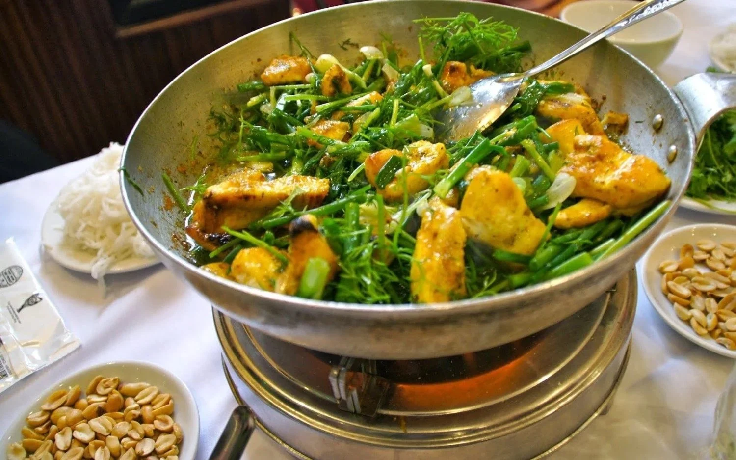 Chả cá Lã Vọng – đặc sản Hà Nội với cá lăng nướng và mắm tôm