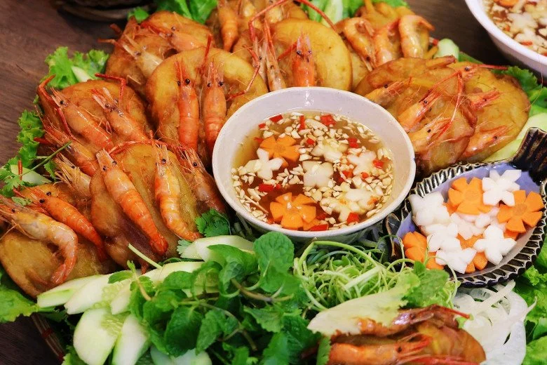 Bánh tôm Hồ Tây – tôm chiên giòn, ăn kèm rau sống và nước mắm