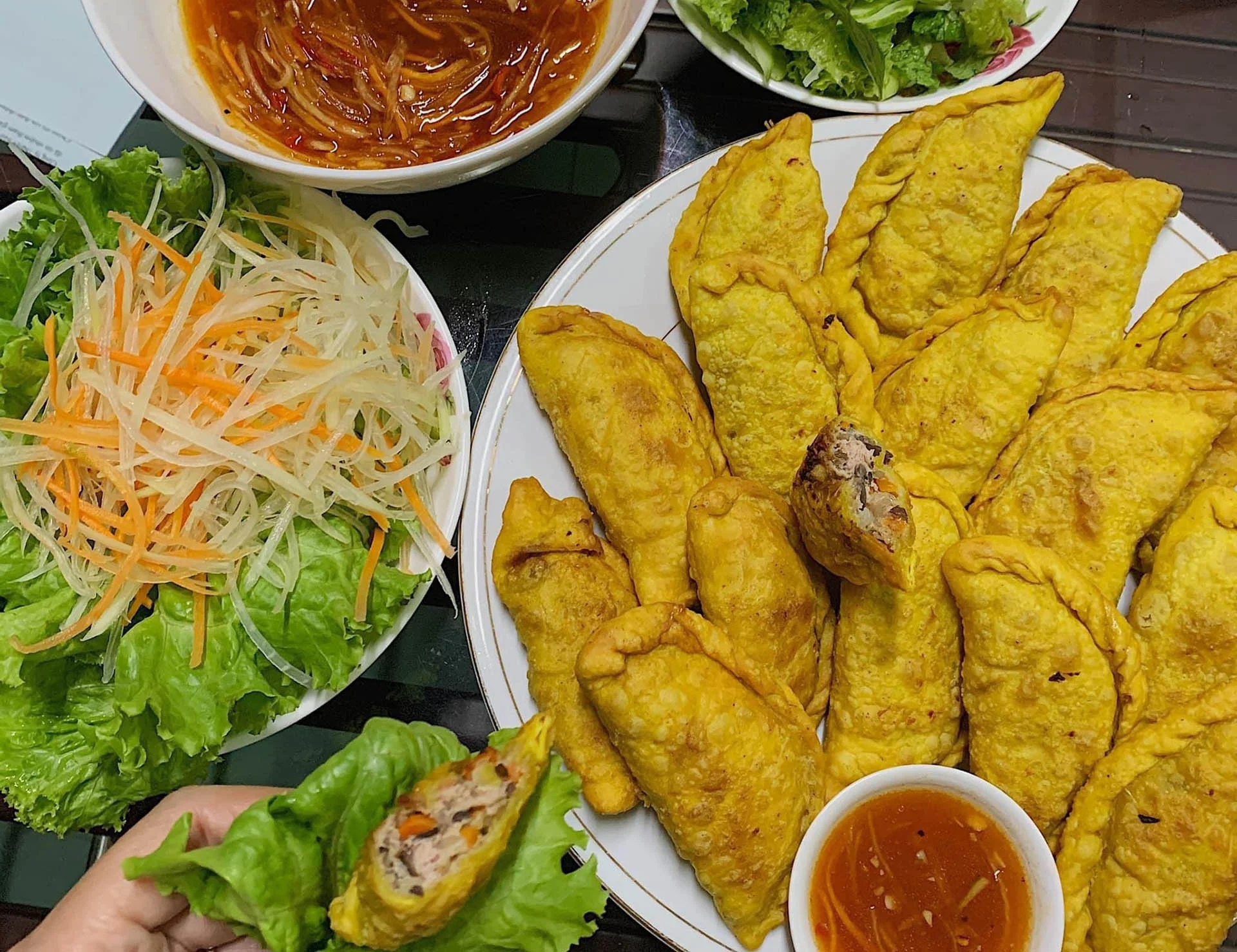 Bánh gối Hà Nội – vỏ giòn, nhân đầy đặn, chấm mắm chua cay