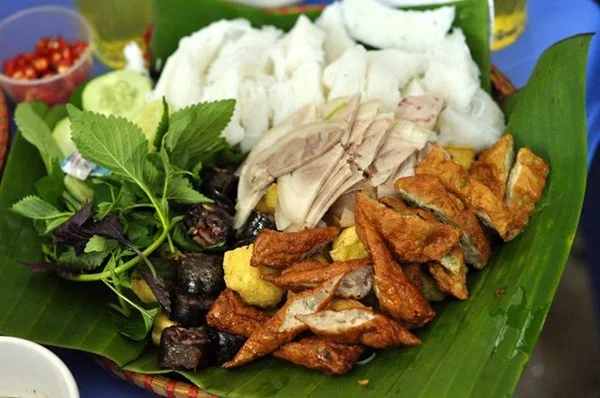 Bún đậu mắm tôm – món ăn với đậu rán vàng, bún trắng, thịt luộc và mắm tôm đậm đà