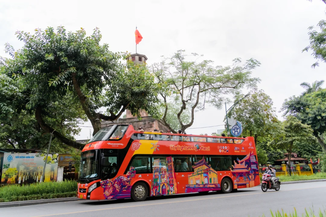 Trải nghiệm kết hợp tour xe buýt 2 tầng và mua đặc sản Hà Nội làm quà trên hành trình