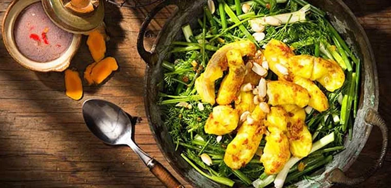 Vàng ươm, thơm lừng, đậm đà thì là và nghệ – chả cá Lã Vọng đúng chuẩn Hà thành
