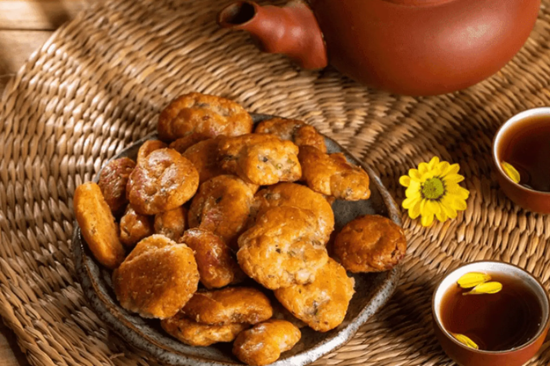 Bánh chả – vị mặn ngọt xen lẫn, thơm mùi mỡ lợn và lá chanh, gói trọn hương xưa Hà Nội