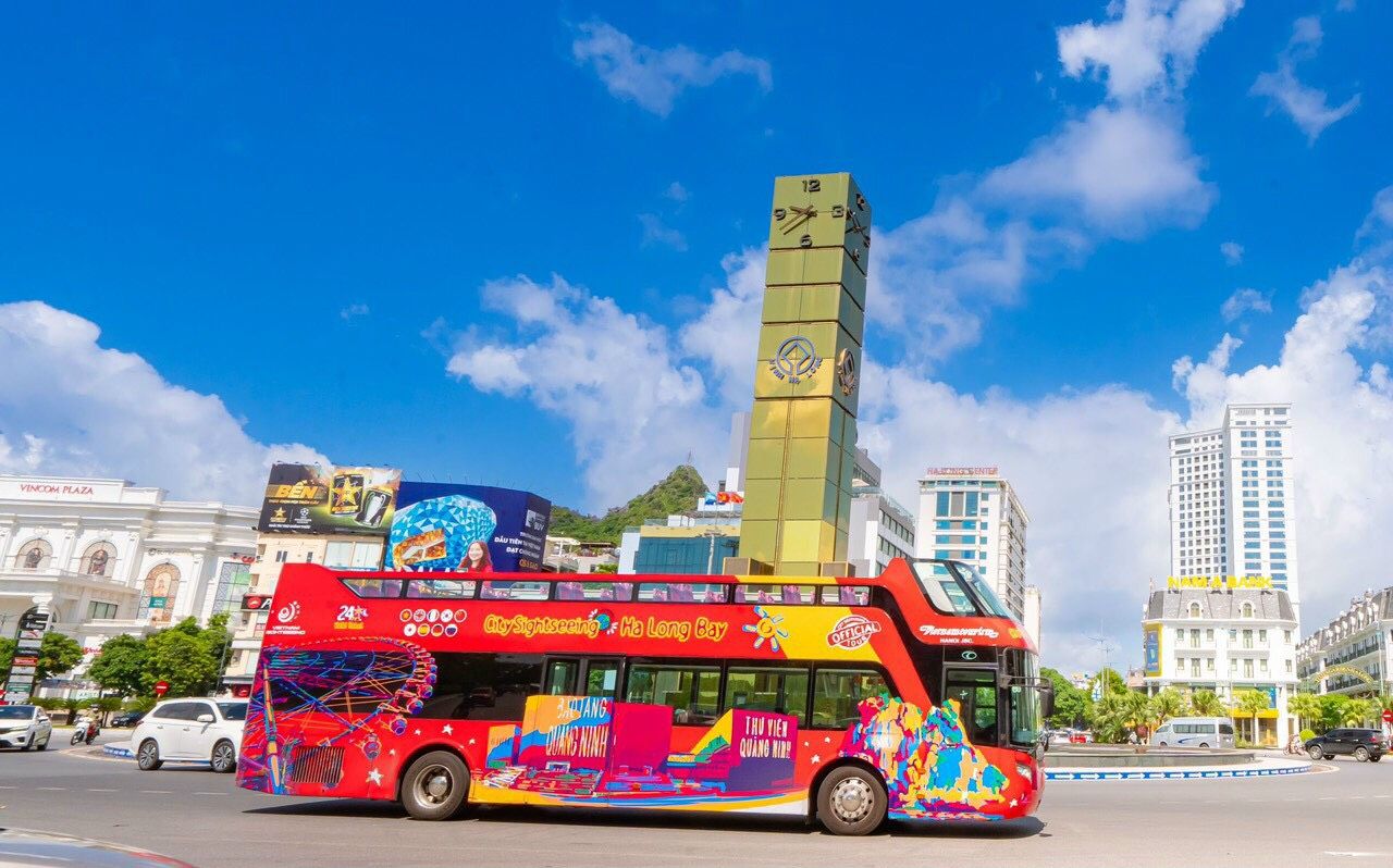 Du khách có thể khám phá Hạ Long 4 mùa cùng xe bus 2 tầng Vietnam Sightseeing tiện lợi và độc đáo