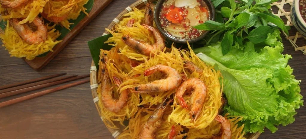 Bánh tôm Hà Nội vàng giòn, nhân tôm tươi ngọt – hương vị làm say lòng du khách