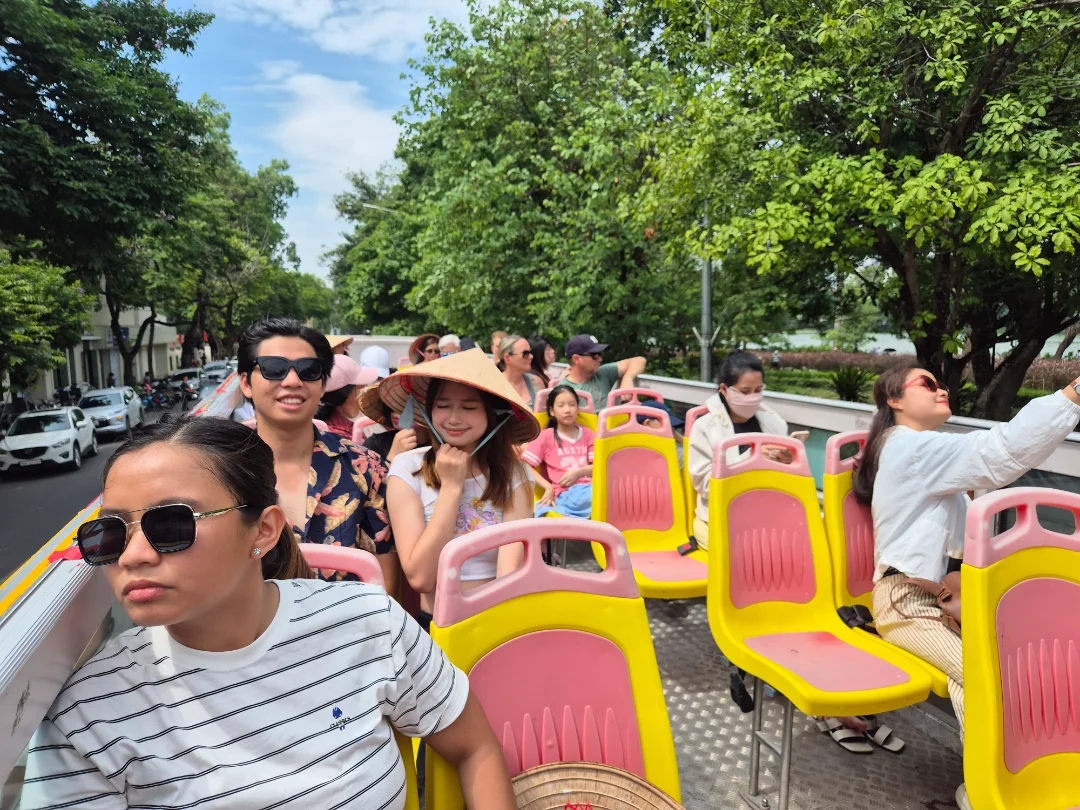 Du khách trải nghiệm xe buýt 2 tầng Vietnam Sightseeing, ngắm nhìn Hà Nội từ trên cao