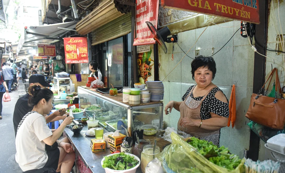 Dạo một vòng phố phường Hà Nội, bạn sẽ dễ dàng bắt gặp những món ăn mang đậm hồn Việt
