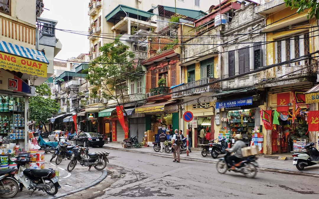 Dạo quanh phố cổ Hà Nội, bạn sẽ cảm nhận được vẻ đẹp cổ kính và bình dị của Hà Nội xưa