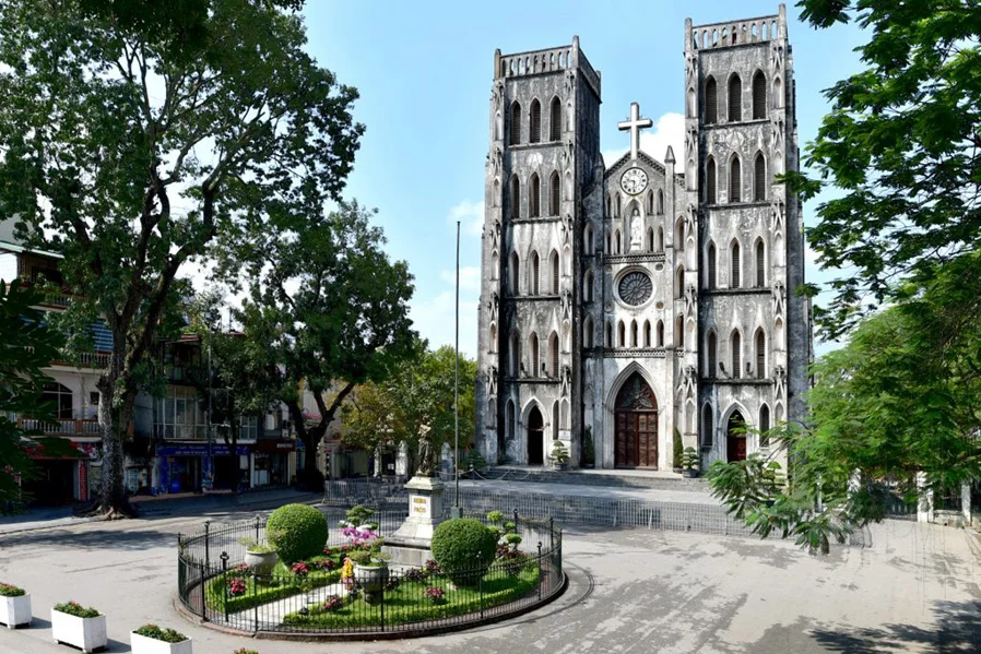 Chiêm ngưỡng vẻ đẹp kiến trúc Gothic nổi tiếng giữa thủ đô tại Nhà Thờ Lớn Hà Nội