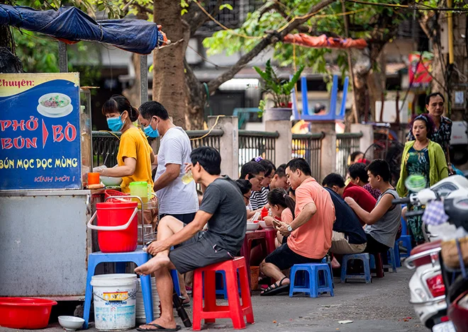 Buổi trưa ghé qua một quán ăn truyền thống để thưởng thức món ăn đặc sản Hà Nội