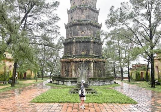 Chùa Thiên Mụ trong làn mưa – điểm dừng chân tâm linh ở Huế