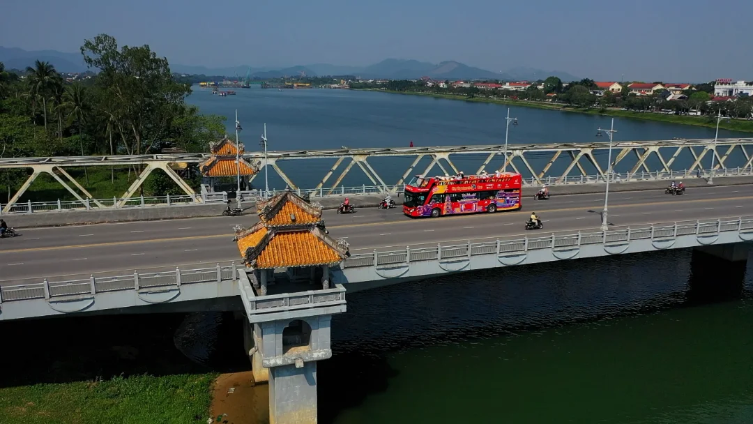 Khám phá Huế từ xe bus 02 tầng – Góc nhìn độc đáo, thư thái