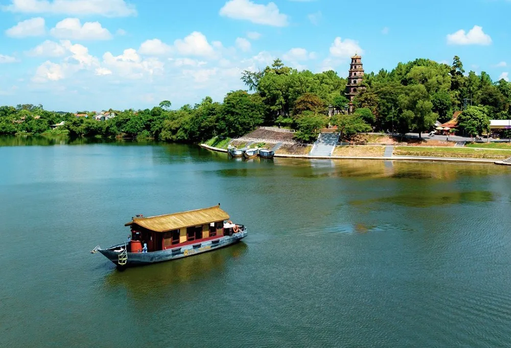 Huế – Thành phố cổ kính, thơ mộng bên dòng Hương Giang