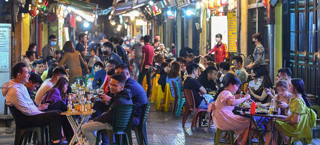 Khám phá phố ẩm thực Hàng Buồm Hà Nội – nơi hội tụ tinh hoa ẩm thực đường phố đa dạng, sầm uất về đêm
