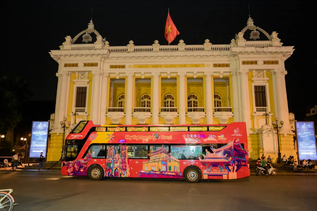 Trải nghiệm city tour đêm Hà Nội bằng xe buýt 2 tầng, thưởng ngoạn 36 phố phường rực rỡ ánh sáng và văn hóa