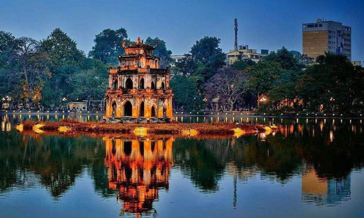 Hà Nội về đêm lung linh sắc màu và đầy chất thơ qua từng góc phố