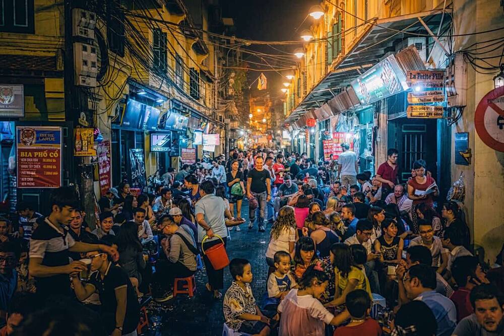 Phố cổ Hà Nội náo nhiệt với quán nướng, bia hơi và dòng người đổ về các con phố đêm