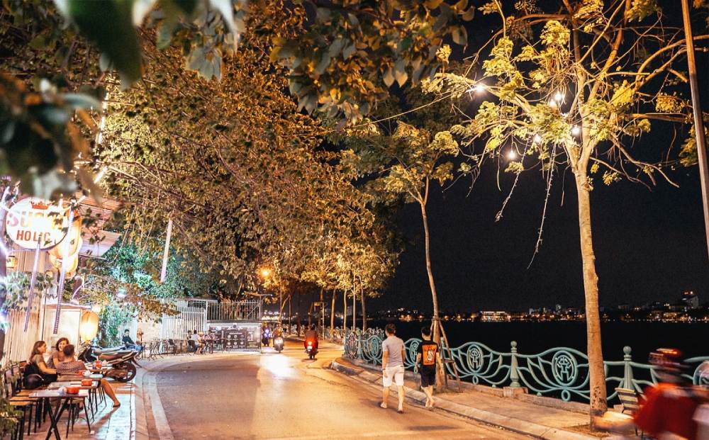 Gió hồ mát lành, phố ven Hồ Tây rực rỡ ánh sáng với các hàng quán