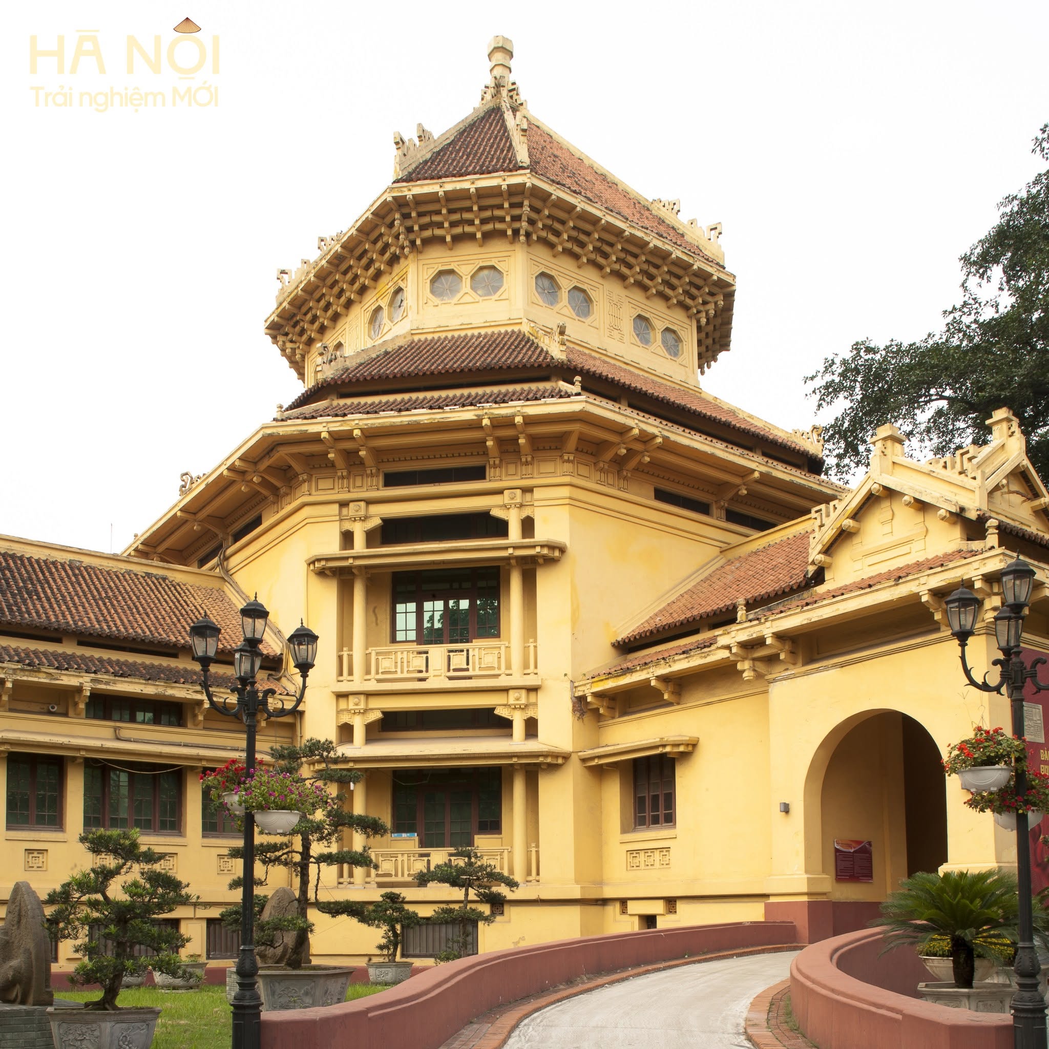 sac-vang-ha-noi-giai-ma-bi-an-sau-nhung-buc-tuong-phap-co (4).jpg