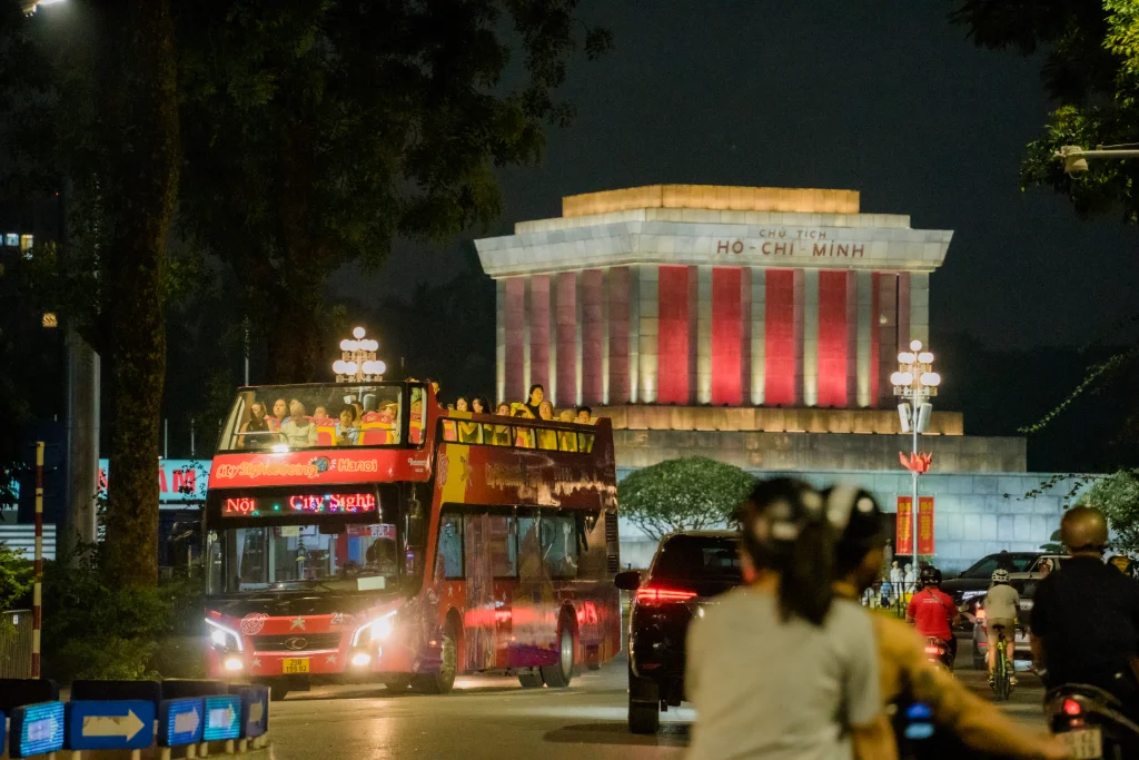 Hành trình thưởng ngoạn thành phố lung linh về đêm trên xe bus 2 tầng