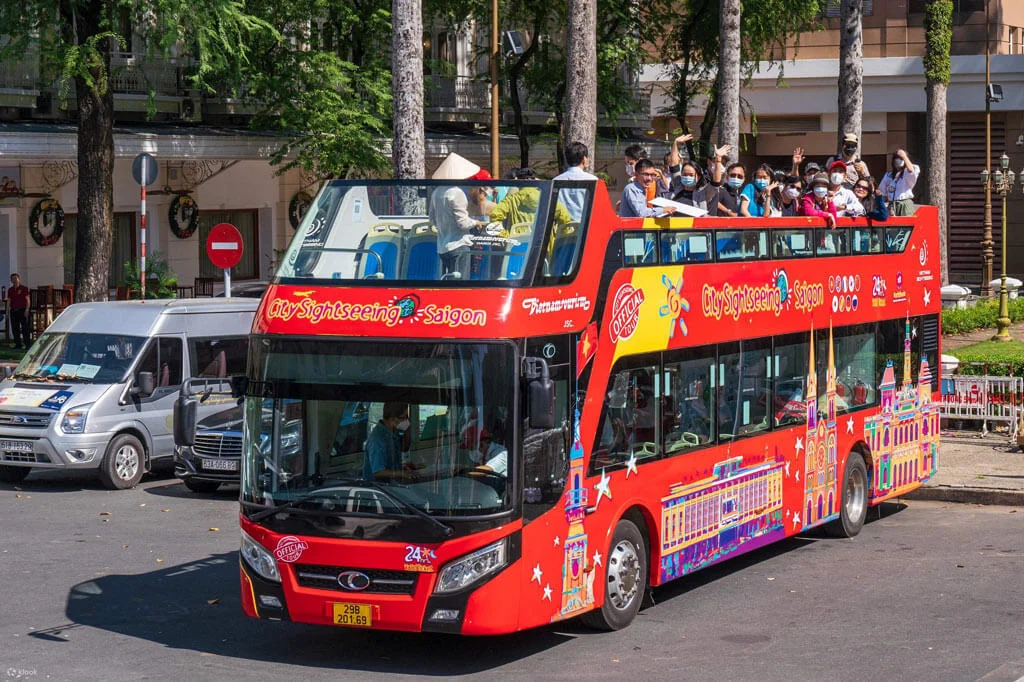 Ngắm nhìn Sài Gòn rực rỡ từ xe bus 2 tầng – hành trình không thể bỏ lỡ giữa lòng thành phố