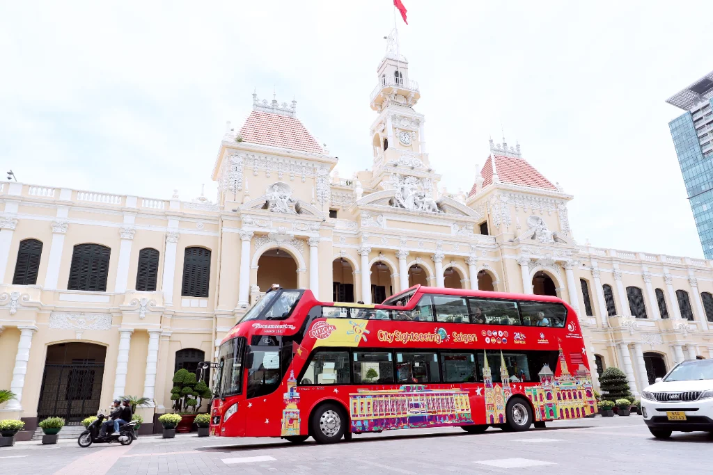 Ngắm nhìn Sài Gòn rực rỡ từ xe bus 2 tầng – hành trình không thể bỏ lỡ giữa lòng thành phố