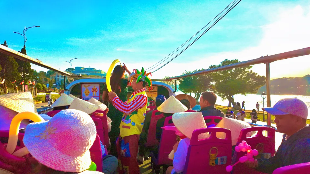 Không khí lễ hội rộn ràng trên xe bus 2 tầng Đà Lạt