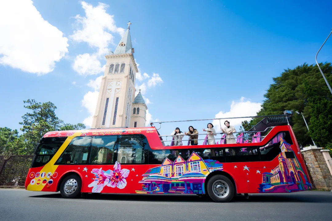 Mỗi điểm dừng là cơ hội trải nghiệm văn hóa, cảnh đẹp và hơi thở đặc trưng của thành phố sương mù
