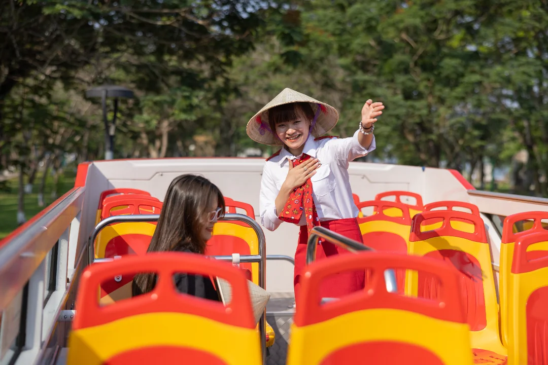 Tiếp viên hướng dẫn giúp chuyến đi trên xe bus 2 tầng Sài Gòn an toàn và trọn vẹn hơn
