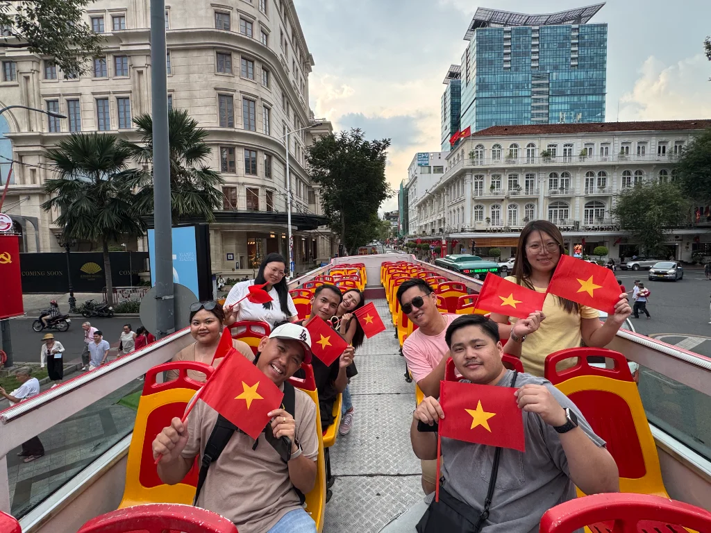 Du khách hào hứng khám phá thành phố trên xe bus 2 tầng
