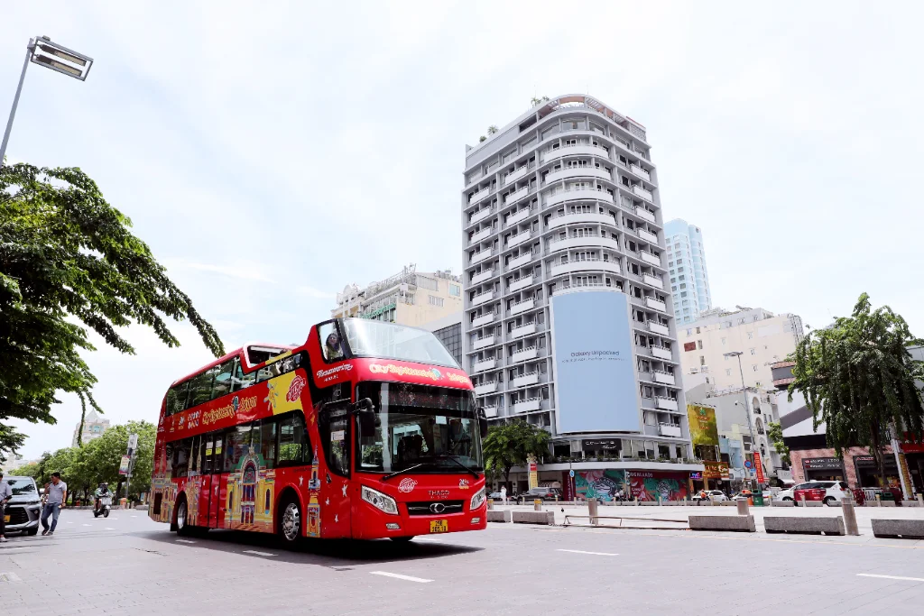 Chiêm ngưỡng phố đi bộ Nguyễn Huệ và Bảo tàng Chứng tích Chiến tranh từ xe bus 2 tầng – góc nhìn sống động về Sài Gòn từ trên cao