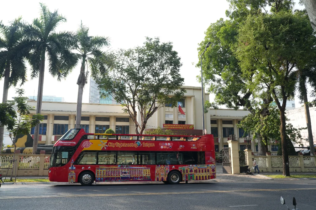 Chiêm ngưỡng phố đi bộ Nguyễn Huệ và Bảo tàng Chứng tích Chiến tranh từ xe bus 2 tầng – góc nhìn sống động về Sài Gòn từ trên cao