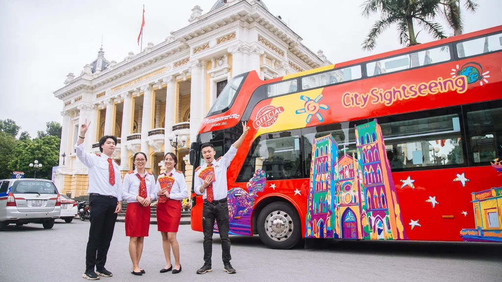 Xe bus 2 tầng giúp du khách có thể ngắm nhìn toàn cảnh thành phố từ trên cao